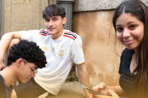 Menos numerosos em 2026, adolescentes exercem direito ao voto