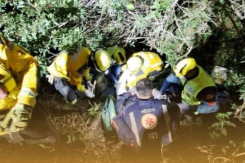 Motociclista é resgatado com ferimentos após cair em ribanceira em Balneário Camboriú