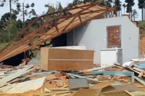 Ventos fortes deixam casas destruídas, telhados arrancados e barracões no chão em SC