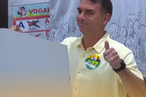 Flávio Bolsonaro vota no RJ e pede "voto de confiança" no primeiro turno.
