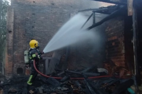 Incêndio destrói depósito de lenha em Vidal Ramos
