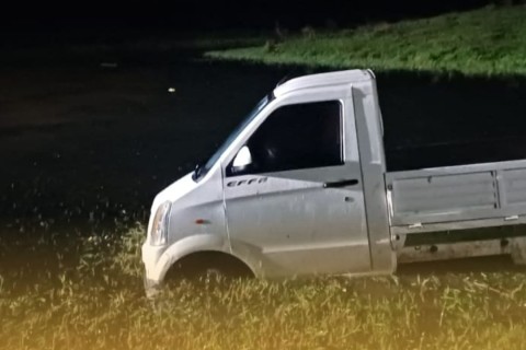 Homem é resgatado após carro sair da pista e cair em lago em Taió