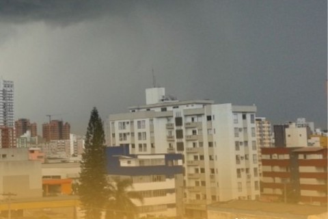 SC entra em alerta com regiões em risco muito alto para temporais com vendaval, granizo e chuva intensa