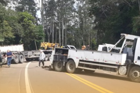 Trecho da BR-470 é interditado para retirada de carreta e contêiner em SC