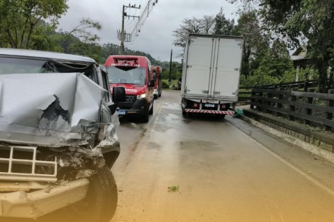 Idoso fica ferido em acidente entre caminhão e caminhonete em Rio do Sul