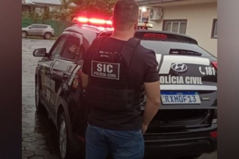 Carro avança contra grupo com duas crianças e motorista acaba preso em SC