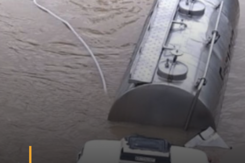 Caminhão cai em rio e motorista fica preso na cabine em SC