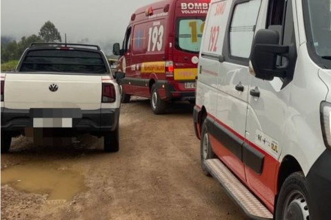 Trabalhador tem as pernas esmagadas por viga durante acidente em SC