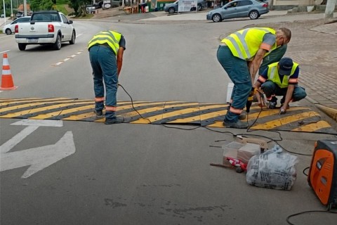 Prefeitura instala lombada móvel na Estrada Blumenau, em Rio do Sul