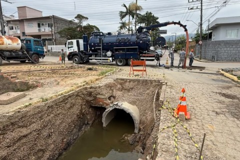 Limpeza da rede de drenagem da Rua Olavo Bilac chega a 90%