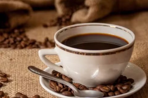 Preços do café tradicional e gourmet caem, mas descafeinado e especial sobem mais de 15% em abril