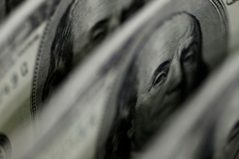 Dólar cai a R$ 4,91 e fecha no menor valor em 27 meses