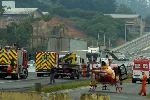 Grave acidente entre carreta e moto interdita parcialmente trecho da BR-470 em SC