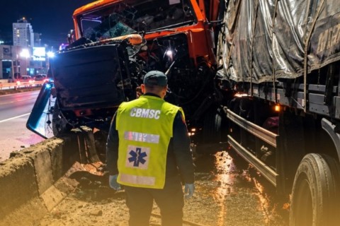 Motorista foge e piloto fica gravemente ferido após acidente envolvendo carreta na BR-101 em SC