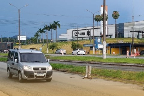 BR-470 tem trânsito em Pare e Siga por causa de manutenção na pista