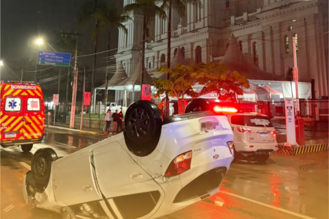 Veículo capota após colisão no Centro de Rio do Sul