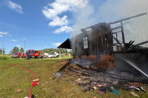 Incêndio destrói residência em Trombudo Central
